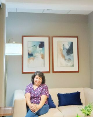 Mtra. Laura Rivas en su espacio de consulta